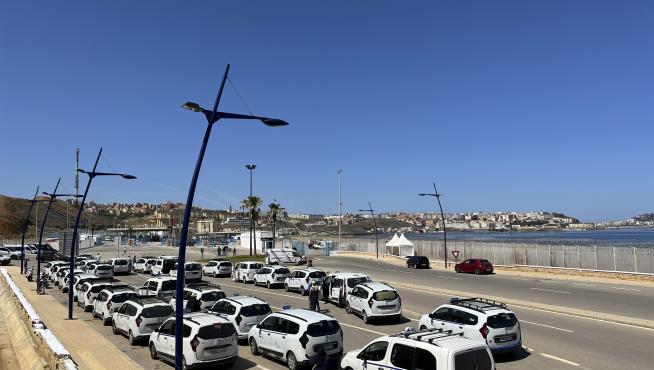 Taxis esperando en la frontera de Ceuta con Marruecos.