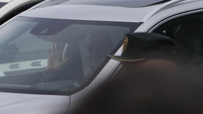 Juan Carlos I saluda desde el interior del vehículo tras aterrizar en España.