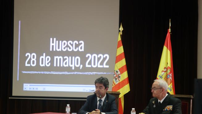 El alcalde de Huesca, Luis Felipe, y el Jefe de Estado Mayor de la Defensa, el almirante general Teodoro Esteban López Calderón.