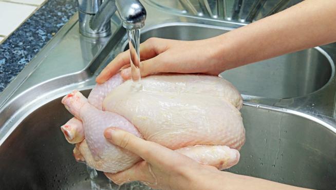 Si pensásemos en la contaminación cruzada, no nos empeñaríamos en lavar el pollo antes de cocinarlo.