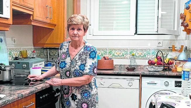 Irene Aparicio, en su cocina junto a sus dos muletas.