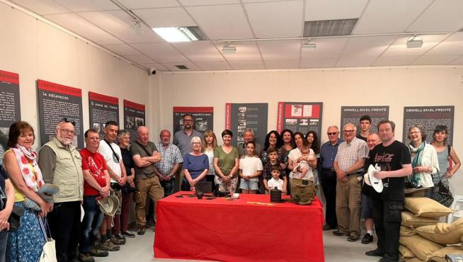 La familia de Joaquín Leal con la la alcaldesa Olga Brosed y miembros de la Orwell Society, entre ellos el hijo de George Orwell, Richard Blair, tras la firma de la cesión en el Centro de Interpretación de la Guerra Civil de Robres.