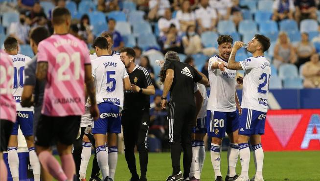 Los jugadores del Real Zaragoza se refrescan en el minuto 75 del partido del viernes ante el Lugo.