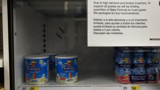 Cartel con el aviso de desabastecimiento y la limitación de cantidad de leche en polvo que se puede comprar en una tienda de Nueva York.