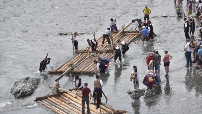 El Descenso de Navatas por el río Cinca desde Laspuña hasta Aínsa ha atraído a numerosos público en su regreso tras dos años suspendido por la pandemia.