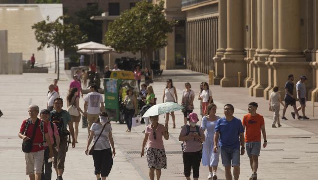 Turistas en la plaza del Pilar de Zaragoza el pasado fin de semana
