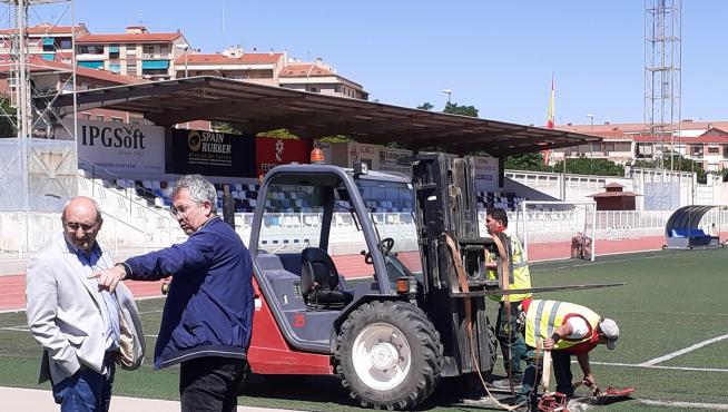 El teniente de alcalde de Alcañiz, Javier Baigorri, y el concejal de deportes, Francisco Lahoz, inspeccionando el inicio de los trabajos.