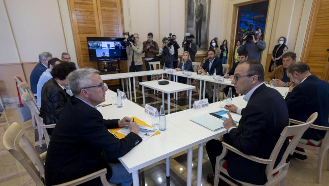 Una de las reuniones de Lambán con alcaldes y empresarios de los valles del Aragón, Tena y Benasque.