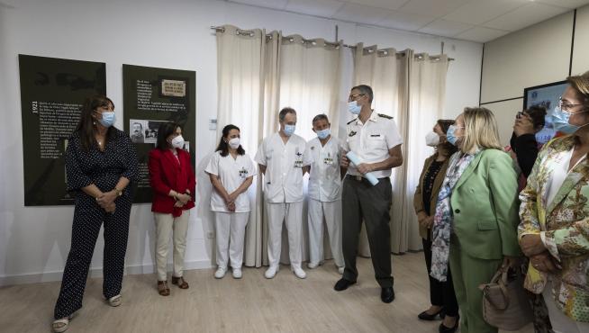 La ministra de Defensa, Margarita Robles, con los médicos y el coronelo jefe del Hospital Militar, Juan Antonio Lara, y la consejera de Sanidad, Siro Repollés.