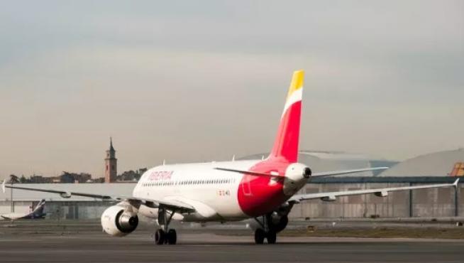 Un avión de Iberia en el aeropuerto de Madrid