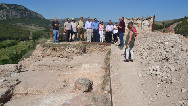 Los directores del taller de empleo, con responsables institucionales durante la visita a la cata arqueológica de la iglesia del castillo.