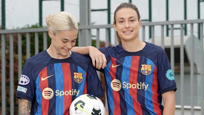Mapi León, junto a Alexia Putellas, luce la nueva camiseta del Barça.