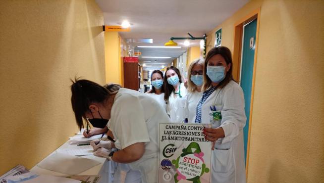 Campaña de recogida de firmas contra las agresiones a sanitarios, impulsada por CSIF, en el hospital de Calatayud.