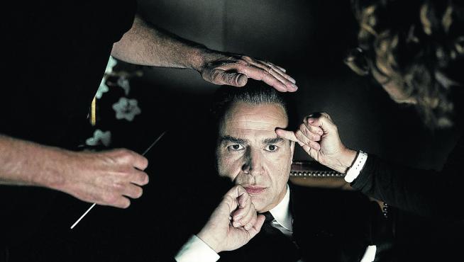 Alberto San Juan se pone en la piel de Cristóbal Balenciaga en esta nueva serie.