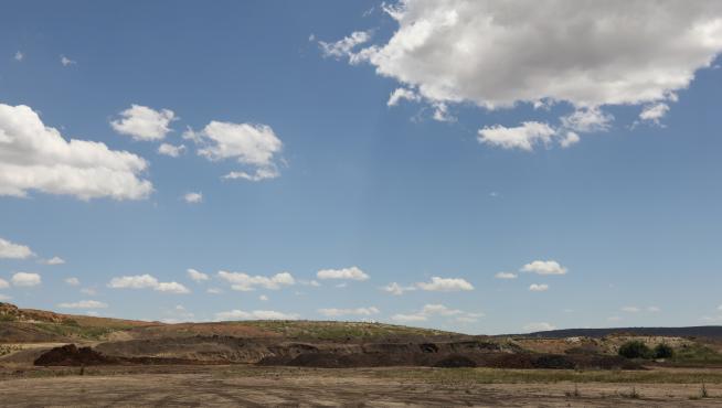 Acopios de leonardita en la antigua mina de carbón Paula de Camañas.