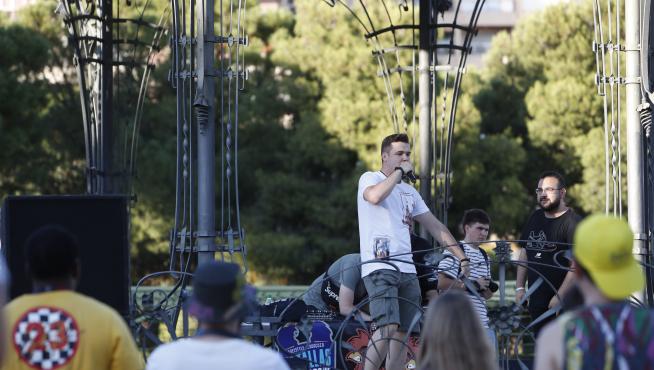 El ‘freestyler’ Mera rapea en la actuación de este martes en el Quiosco de la Música del Parque Grande.