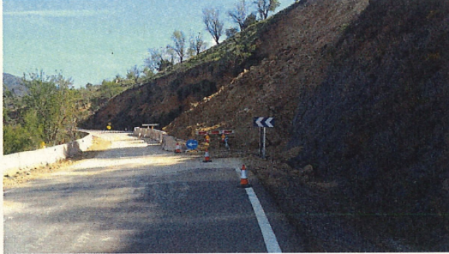 Zona con paso alternativo en la carretera A-2302 tras el deslizamiento del talud