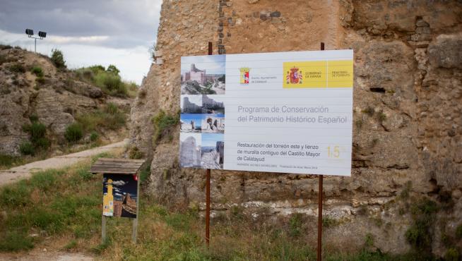 El cartel está colocado a los pies de la muralla exterior del castillo mayor de Calatayud.