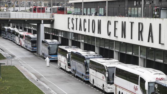 Una fila de autobuses aparcados junto a la estación central de Zaragoza.