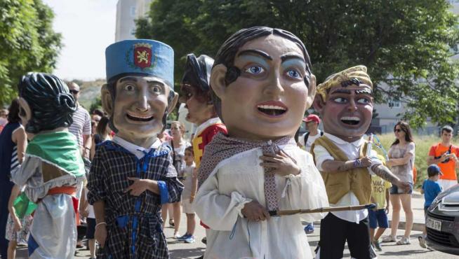 Comparsa de cabezudos de las Fiestas del barrio de Valdespartera de Zaragoza.