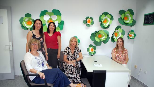 De izquierda a derecha, de pie, Carmen García y Blanca Villanúa y sentadas, Elena Royo, Susana Molina y Sira Izárbez.