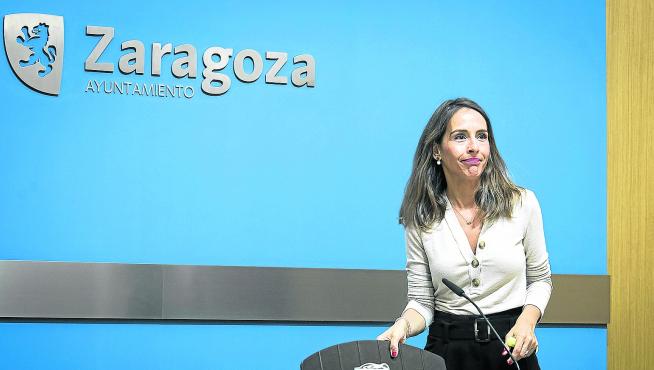La concejal de Hacienda, María Navarro, en una comparecencia en el Ayuntamiento de Zaragoza.