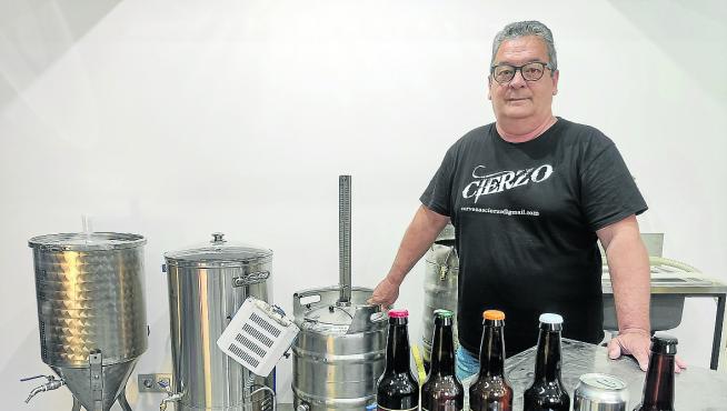 Javier Escolano, en la dependencia de su casa donde elabora las recetas de las cervezas.