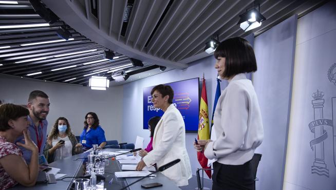Isabel Rodríguez y Diana Morant, ministras de Política Territorial y de Ciencia, en la Moncloa.