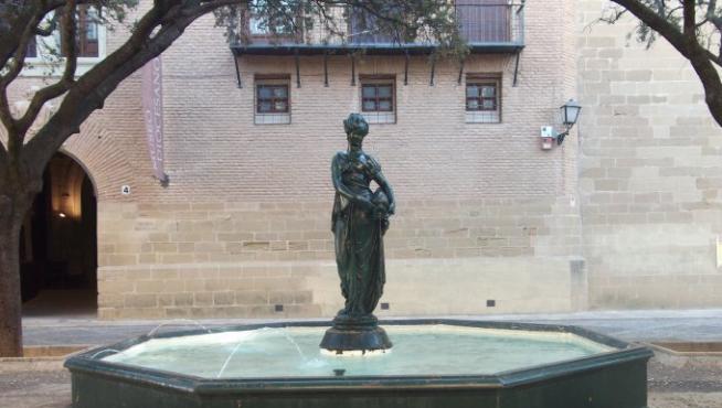 Fuente de la Moreneta, en la plaza de la Catedral de Huesca.