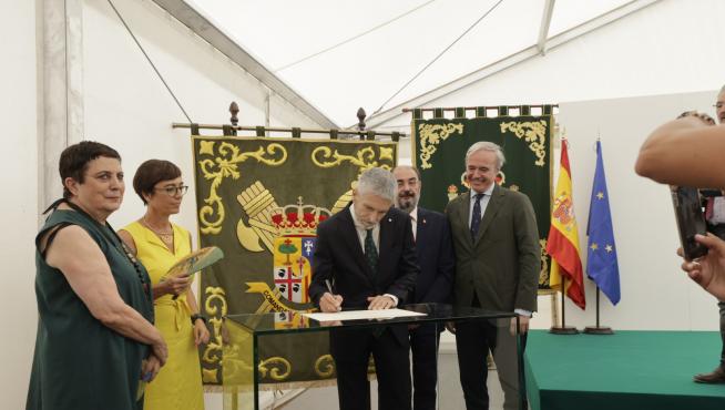 Azcón, junto a Lambán y el ministro Grande Marlaska, en el acto celebrado este jueves en Zaragoza