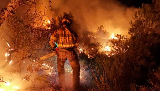 La BRIF de Daroca trabajando de noche en el incendio de Nonaspe