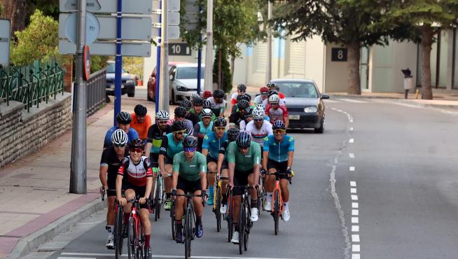 El calor no ha podido con las ganas de los ciclistas y han sido muchos los que se han lanzado a disputar el recorrido.
