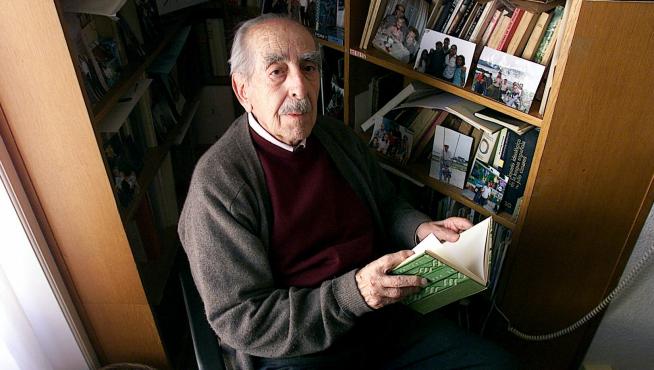 Ildefonso Manuel-Gil (1912-2003) en su estudio de la calle Costa.