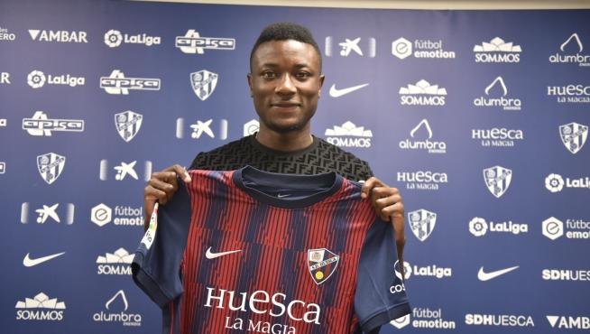 Patrick Soko posa sonriente con la camiseta de la SD Huesca.