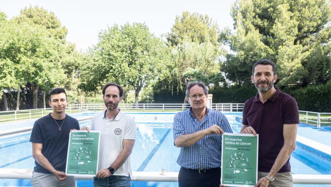 Firmantes del acuerdo entre la AECC y el Ayuntamiento de Cuarte de Huerva sobre las piscinas.