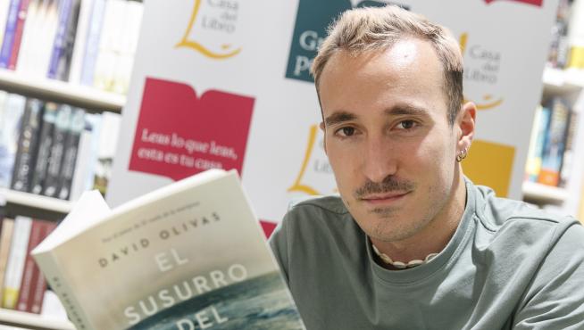 El escritor David Olivas presenta en Zaragoza su nueva novela "El susurro del ángel"