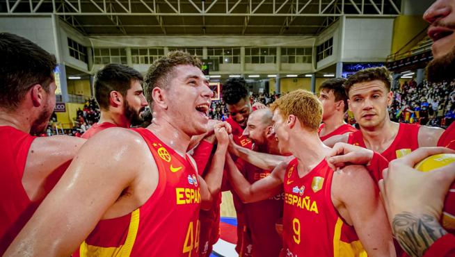 Los jugadores de la selección española celebran el triunfo ante Ucrania, el pasado 24 de febrero, en el Palacio Municipal de los Deportes de Vista Alegre de Córdoba