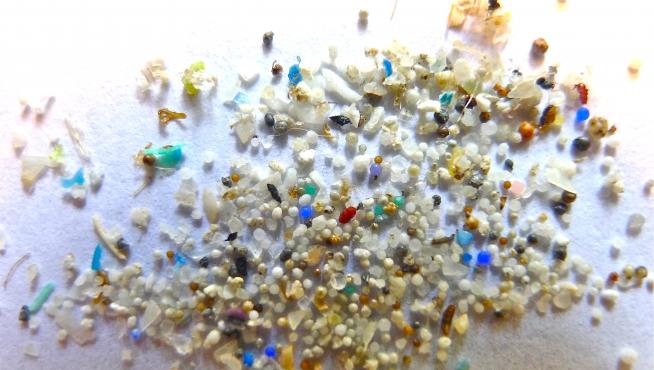 La descomposición de los plásticos produce pequeños fragmentos que contaminan el medio ambiente