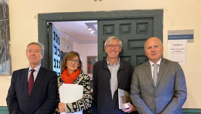 Los miembros del pleno de la Cámara de Cuentas con el gerente de la Fundación Santa María de Albarracín.