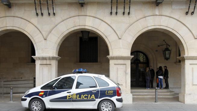 Un coche de la Policía Nacional aparcado delante de los juzgados de Teruel.