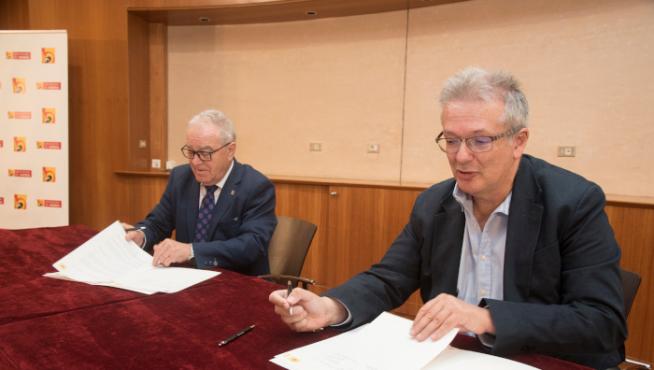 Momento de la firma del convenio entre la DPH y Correos.