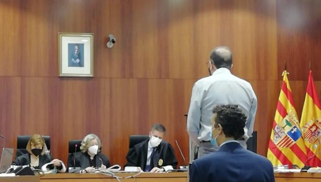 El acusado, de pie, durante el juicio celebrado en la Audiencia Provincial de Zaragoza.