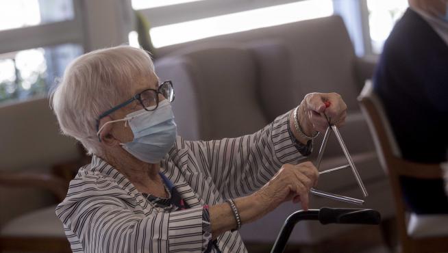 La residencia Ballesol Mariana Pineda de Zaragoza ha puesto en marcha unos talleres en los que se estimula la memoria de los ancianos a través de la jota.