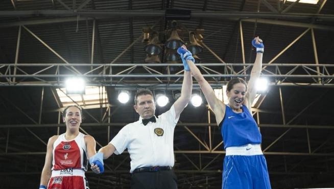 Irene Puente, a la derecha, celebra su victoria como campeona de España de boxeo.