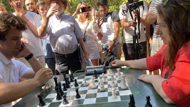 Judit Polgar derrota a Magnus Carlsen en El Retiro.