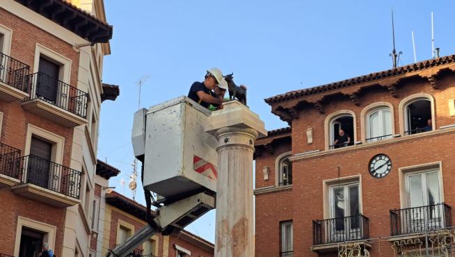 Dos operarios han atornillado la escultura del Torico a su pedestal a las ocho de la mañana de este martes.