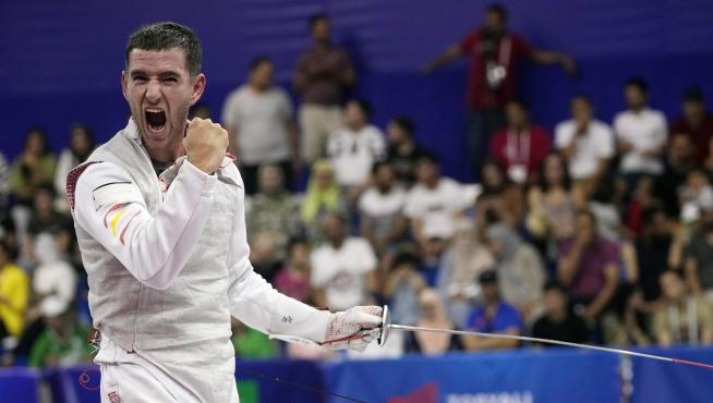 El español Carlos Llavador celebra una victoria en uno de sus combates de florete en los Juegos Mediterráneos de Orán 2022