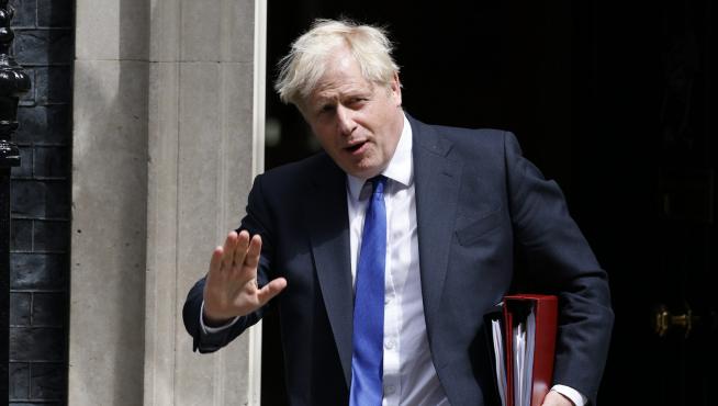 El primer ministro británico Boris Johnson sale del número 10 de Dowing Street antes de asistir a la sesión de las Cuestiones del Primer Ministro en el Parlamento de Londres, este miércoles.