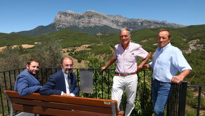 Lambán, con el alcalde del Pueyo de Araguás y dos concejales en el paseo de la poesía. De fondo, la Peña Montañesa.