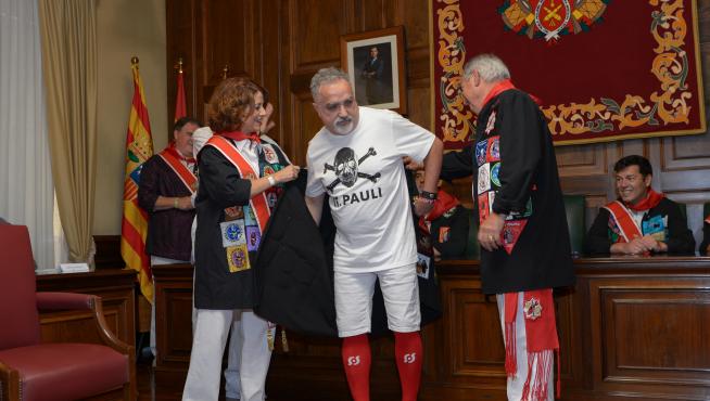 Fito Rodríguez recibe la casaca de "vaquillero del año" de la alcaldesa, Emma Buj, y el presidente de Interpeñas, Juan Nacher.